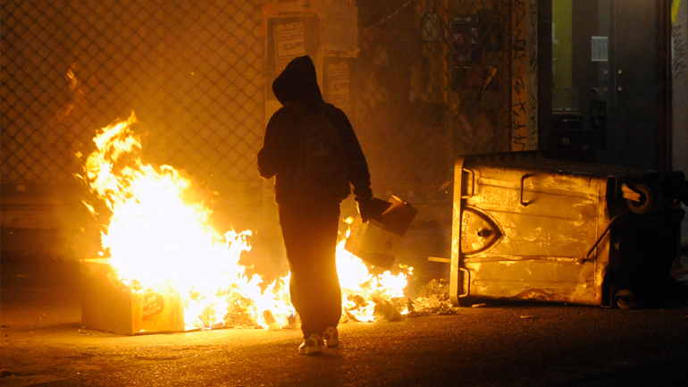 Επιθέσεις με μολότοφ στη Γ.Γ. Εμπορίου και στα γραφεία του ΠΑΣΟΚ τα ξημερώματα